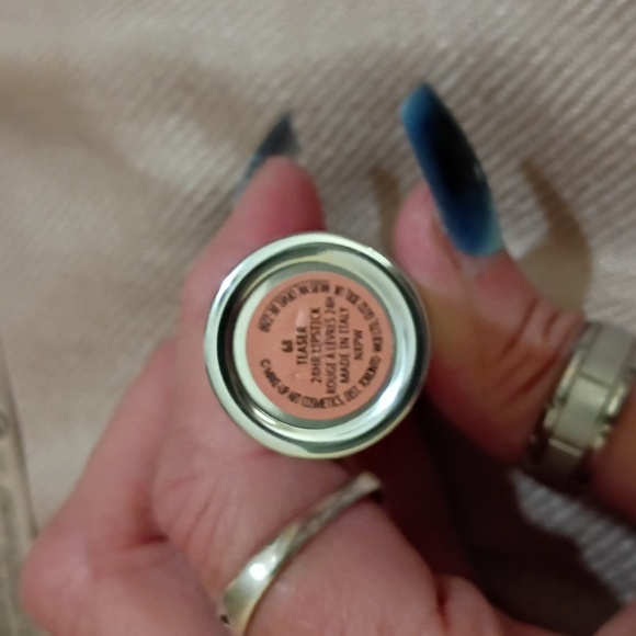 MAC LOCKED KISS 24HR LIPSTICK in Teaser - Picture 4 of 4